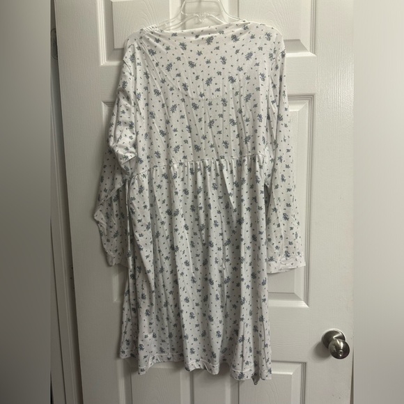 Maternity robe, white with lavender rose print, cotton/polyester. See photos - Picture 5 of 5